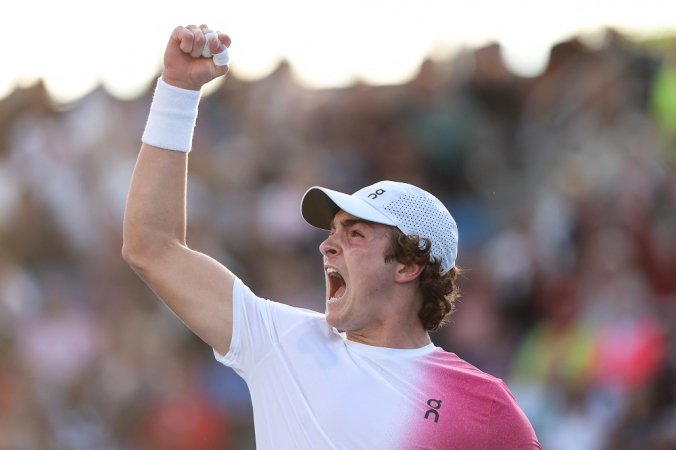 João Fonseca comemorando a vitória no ATP 250 de Buenos Aires 2025