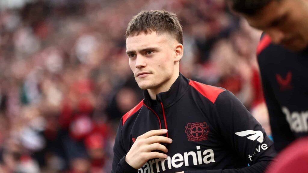 Florian Wirtz em ação pelo Bayer Leverkusen, destaque do mercado europeu em 2025