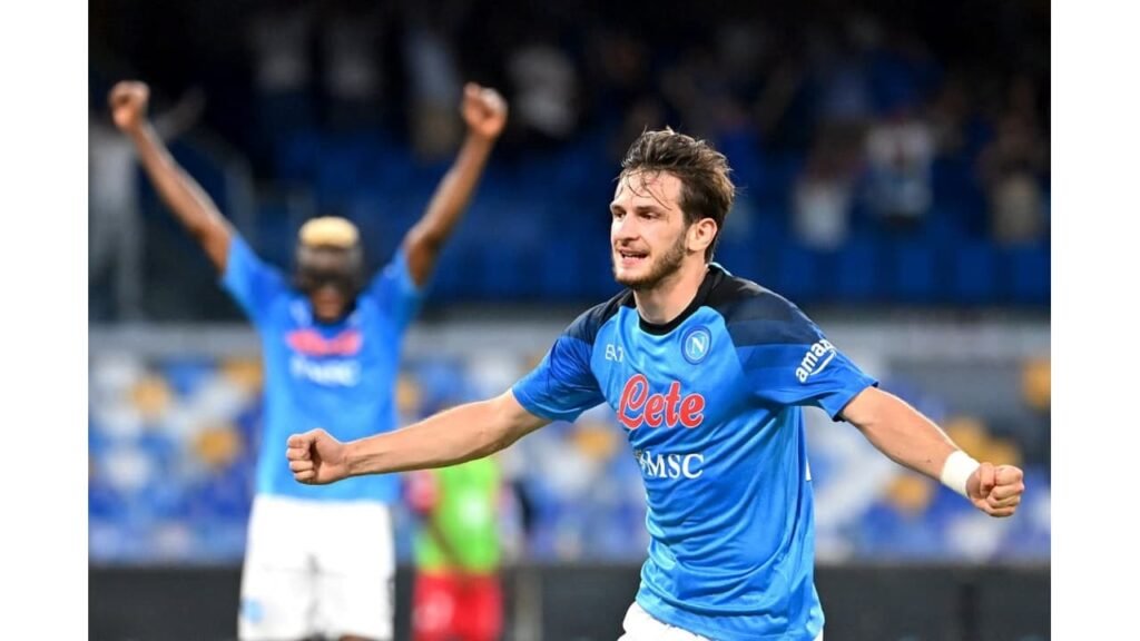 Kvaratskhelia comemorando um gol no Napoli ou renderização digital com a camisa do PSG.
