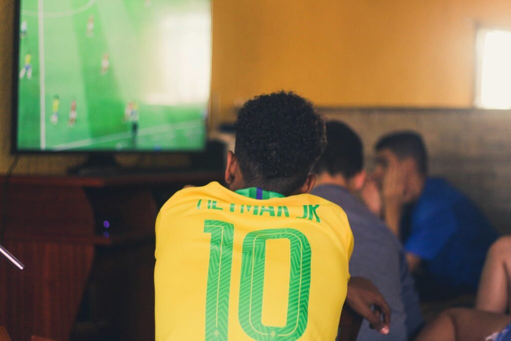 Pessoas assistindo ao futebol 